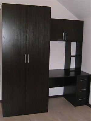Распашной шкаф и рабочее место