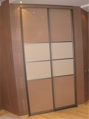 Гардеробная комната с комбинированными дверьми-купе, вставки в двери пластик