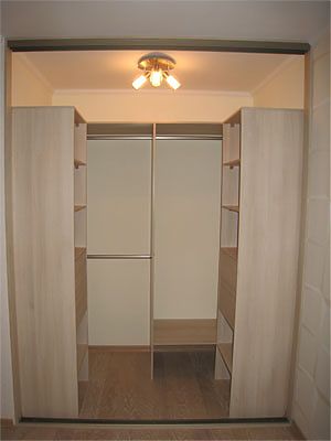 Гардеробная комната, расположенная по 3 стенкам