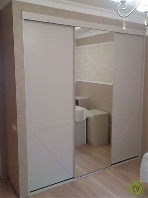 Встроенный шкаф-купе с матовыми дверьми и зеркало серебро
