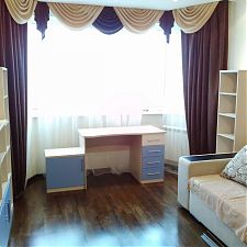 Стол в детскую с цветными фасадами