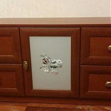 Комод с серебряной зеркальной вставкой