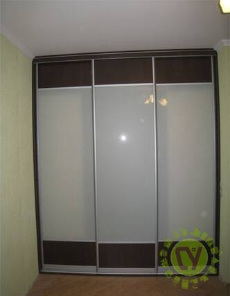 Встроенный шкаф гардеробная с матовыми дверьми купе (фото 1)