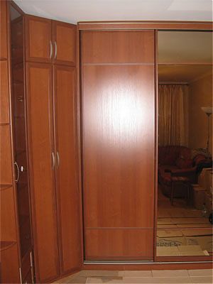 Угловой шкаф-купе в гостиную с открытым радиусным элементом, фасады МДФ