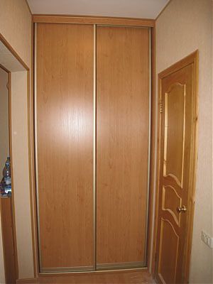 Встроенный шкаф-купе в нишу с панельными дверьми в прихожую или коридор
