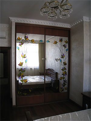 Встроенный шкаф-купе в спальню с комбинированными дверьми