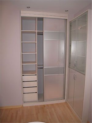 Встроенный в нишу шкаф-купе в детскую с комбинированными дверьми