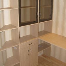 Стол и корпусной стеллаж из ДСП Зебрано песочный