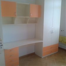 Детская комната со шкафом, рабочей зоной и открытыми полками