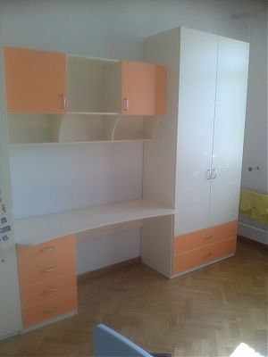 Детская комната со шкафом, рабочей зоной и открытыми полками