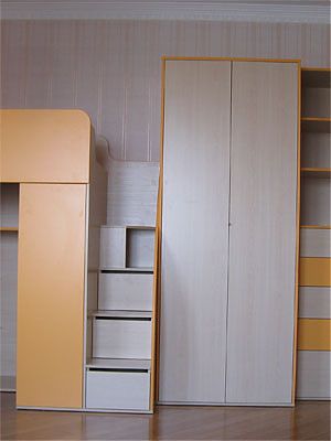 Корпусная детская с кроватью, рабочим местом и распашными шкафами