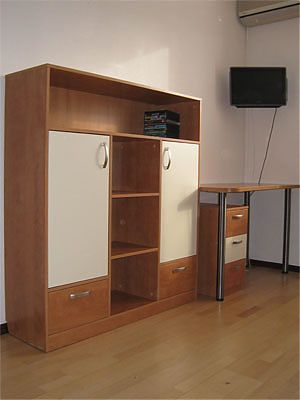 Стол и распашной шкаф